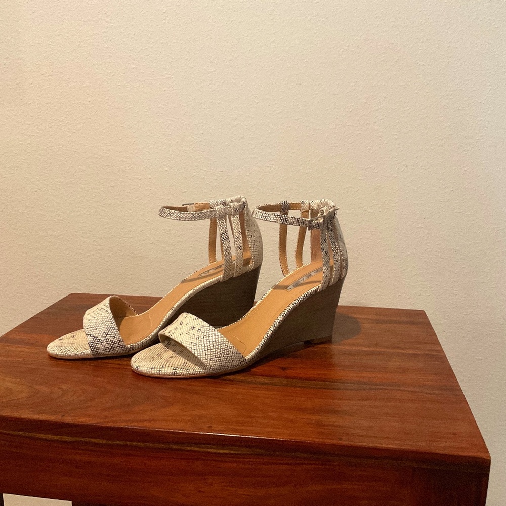 Tahari snake print wedge sandal 6.5